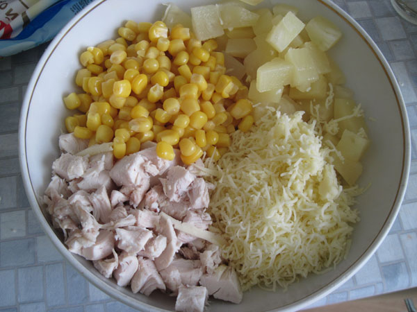 салаты с добавлением фруктов Salat-kurinyj-s-ananasom